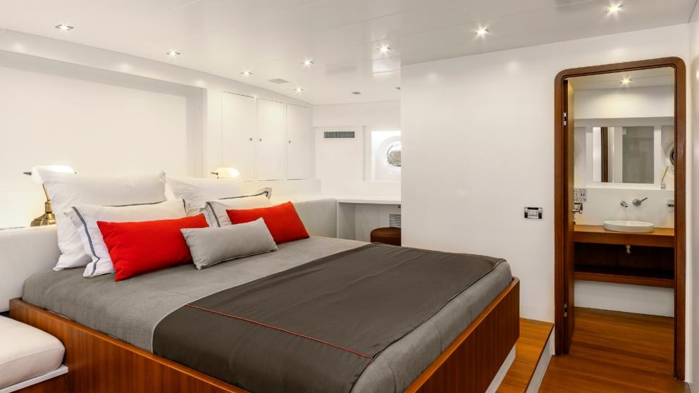 Bir yatın modern dizayn edilmiş yatak odası.