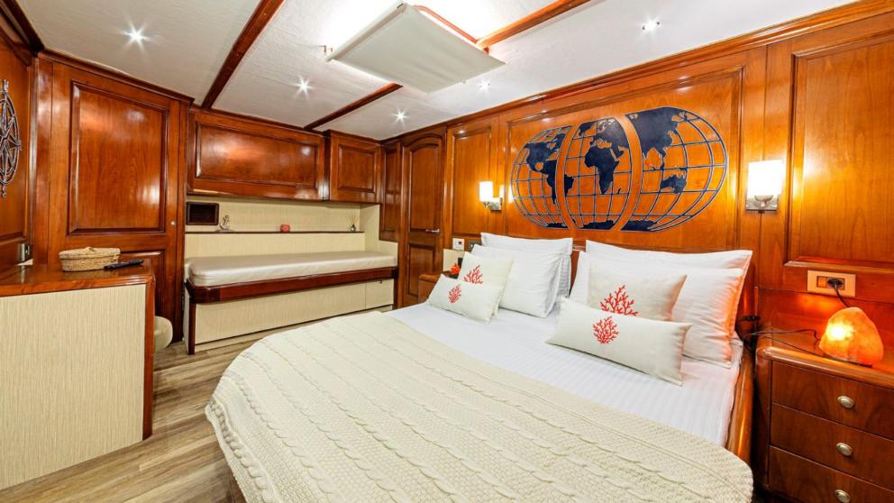 Yelkenli Gulet beyaz ve kahve tonlarındaki çift kişilik yatak odasıyla konforlu bir yolculuk imkanı sunuyor.