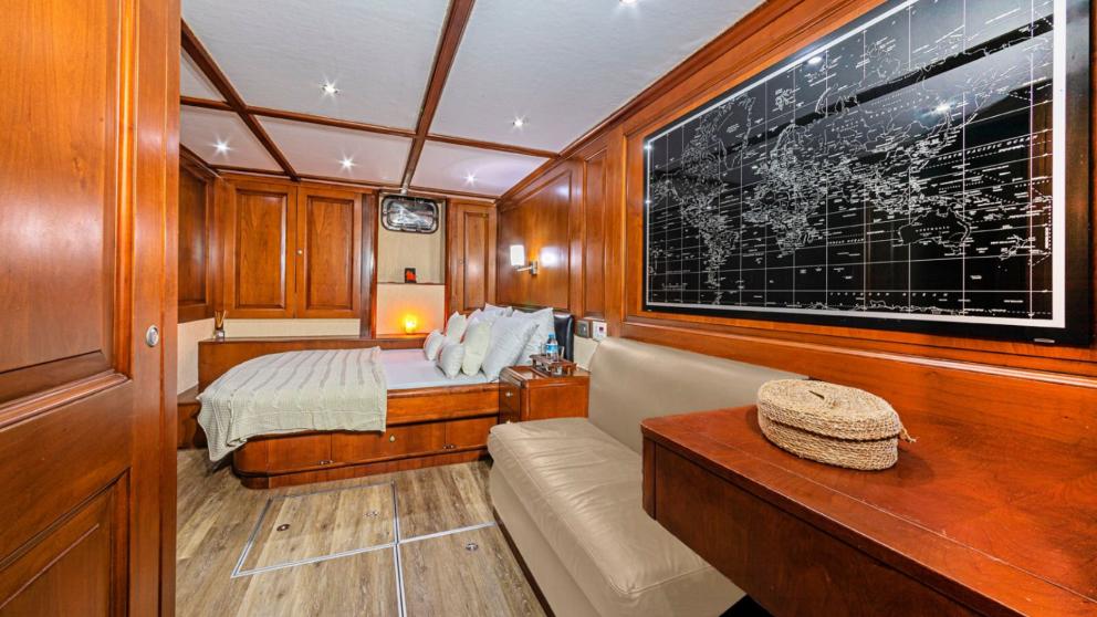 Yelkenli Guletin sahip olduğu geniş yatak odası dekorasyonuyla birlikte göze hitap ediyor.
