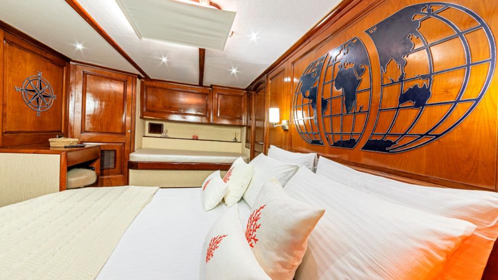 Yelkenli guletin beyaz ve kahve tonlar sahip olan yatak odası mavi yolculuğu konforlu kılıyor.