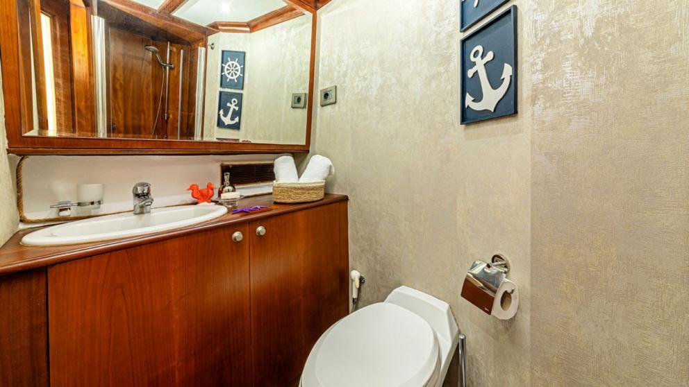 Yelkenli guletin ahşap dolaplı küçük tuvaleti misafirlere özel şekilde hazırlanmış.