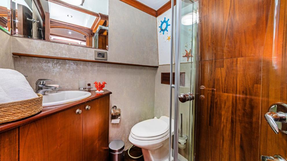 Yelkenli guletin ferah tuvaleti misafirlere hijyenik bir ortam sunuyor.