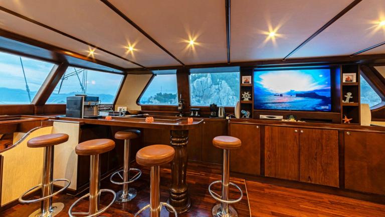 Yelkenli Gulet misafirlerin rahatça yolculuk edebilmesi için kahve tonlarında dizayn edilmiş bir alan sağlıyor.