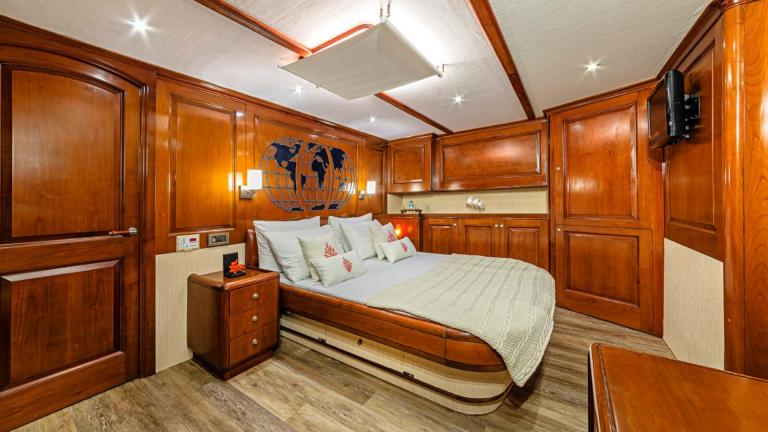 Geniş alanıyla beraber yelkenli gulet misafirler için mavi yolculuk sırasında rahatlık sağlıyor.