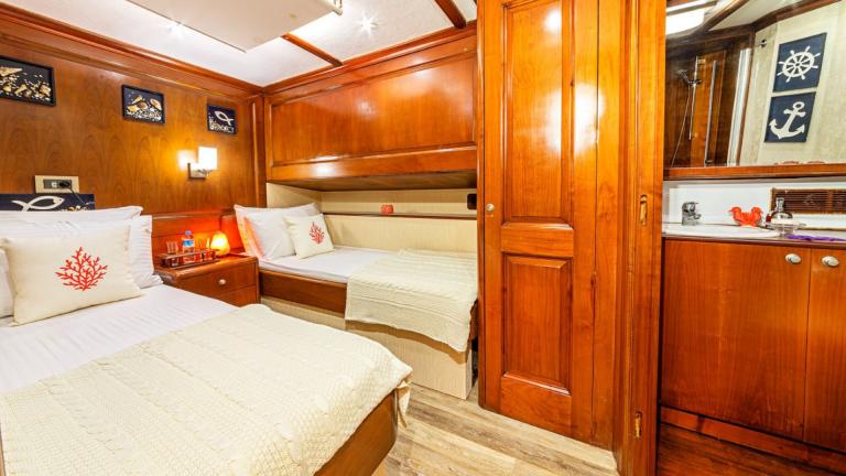 Odada iki yatağa sahip yelkenli gulet misafirleri için yeterli konaklama imkanı sağlıyor.
